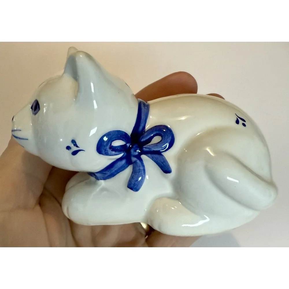 Enesco Blue And White Cat Kitten Salt And‎ Pepper Shakers Set Floral Design